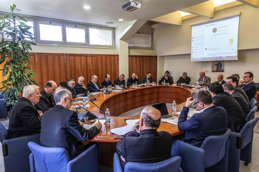 Il comitato organizzatore e scientifico dell'Incontro "Mediterraneo, frontiera di pace" promosso dalla Cei (foto Siciliani)