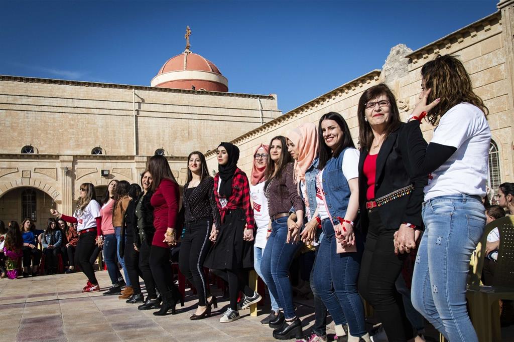 Sul sagrato di al-Tahira le donne di Qaraqosh hanno festeggiato l’8 marzo: per la prima volta le ragazze cristiane della Casa sostenuta da Focsiv assieme con le sciite (Cristian Gennari)