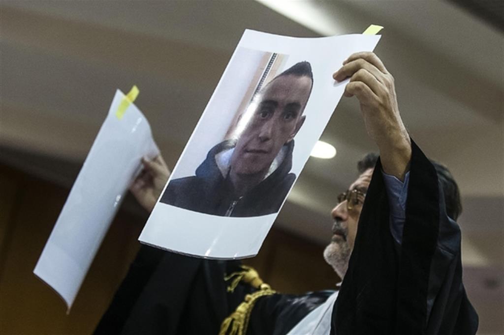 L'avvocato della famiglia Cucchi, Fabio Anselmo, mostra delle foto durante il dibattimento del processo d'appello per la morte di Stefano Cucchi, a  Roma 31 ottobre 2014. ANSA/ANGELO CARCONI