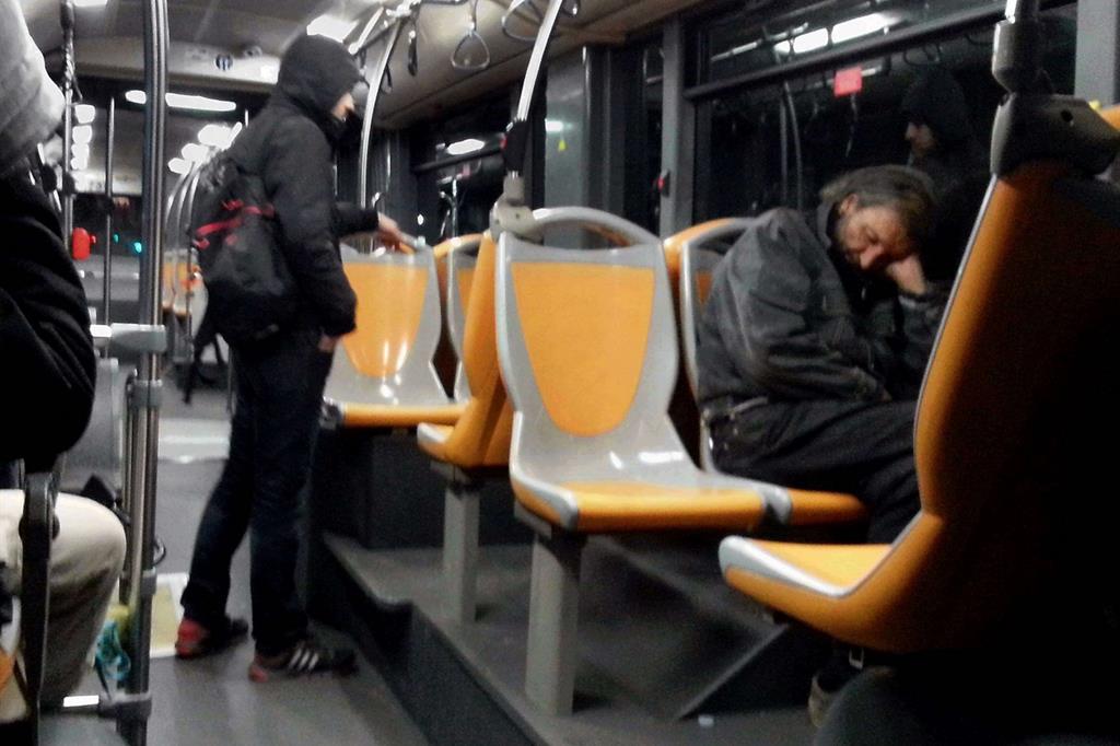 I mezzi pubblici di Milano, casa e rifugio per i clochard: in particolare le linee attive 24 ore su 24 (Fotogramma)