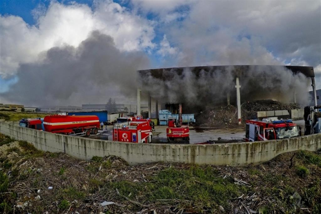 Vigili del fuoco al lavoro sul rogo che si è sviluppato nel capannone pieno di rifiuti della Lea, azienda sequestrata pochi giorni prima dalla magistratura, a Marcianise (Caserta), 26 ottobre 2018. ANSA / CIRO FUSCO