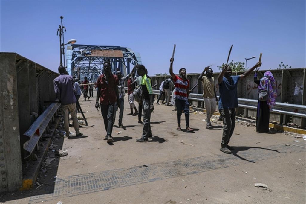 le proteste alla periferia della capitale Khartum (Ansa)