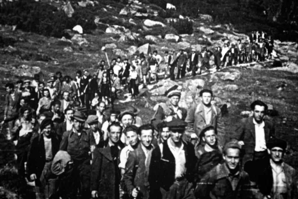 Un folto gruppo di ebrei in cammino sul passo dei Tauri nel 1947. Nell'estate del 1947 la valle Aurina, in Alto Adige, fu teatro dell'esodo di oltre 5 mila ebrei verso la Palestina. I profughi provenienti dall'Europa centro-orientale lasciarono l'Austria attraverso il passo dei Tauri, a 2.633 metri di quota, uno dei pochi punti ove era possibile valicare il confine senza incontrare guardie di frontiera, e giunsero a piedi in Italia, da dove si imbarcarono verso la Terra promessa. Questa via di fuga in alta montagna era stata individuata da Marko Feingold. Le migrazioni di profughi non sono un fatto di oggi e non sono state sempre verso l'Europa (ANSA/APC)