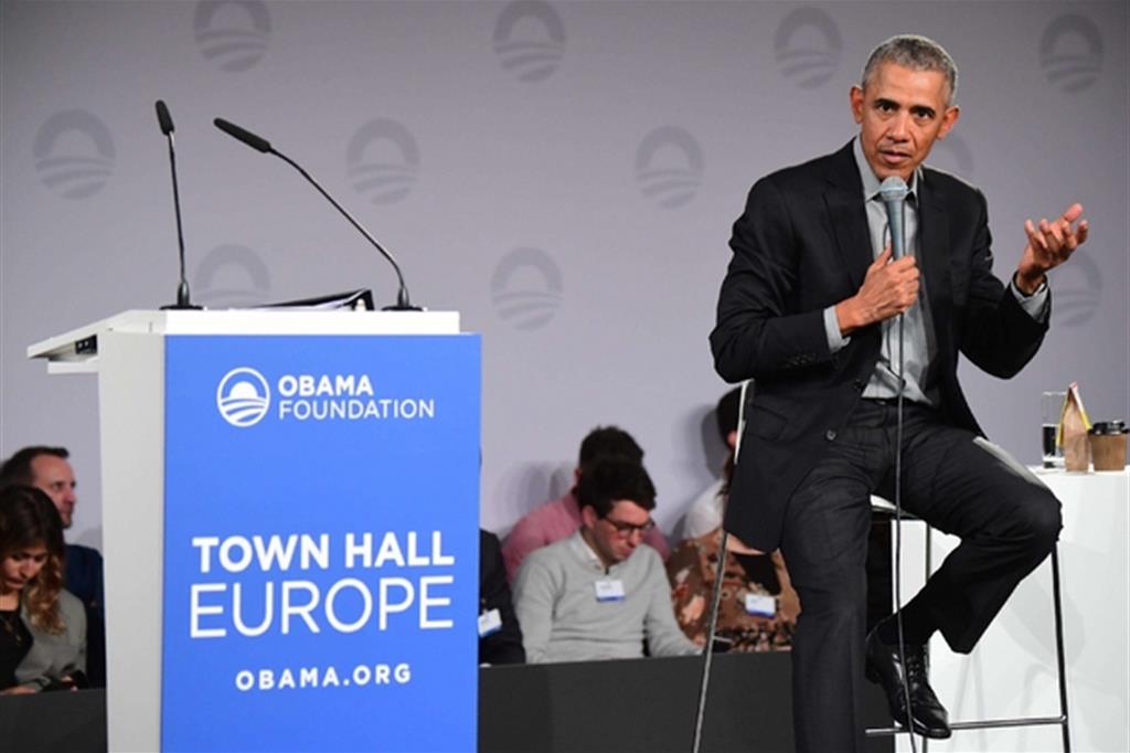 Barack Obama parla nella sede della sua Fondazione nel cuore di Berlino (Ansa)