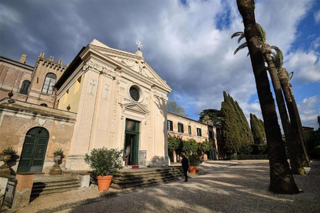 L'esterno della chiesa di Santa Maria in Aventino, a Roma, presso la Villa magistrale del Gran priorato dell'Ordine di Malta (Ansa) - 
