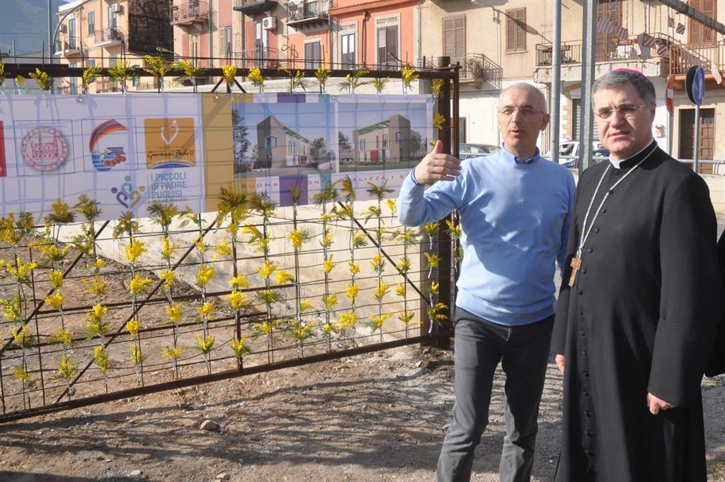 L'arcivescovo Corrado Lorefice con il presidente del Centro Padre Nostro, Maurizio Artale, davanti al progetto per la costruzione dell'asilo nido dedicato al beato Pino Puglisi