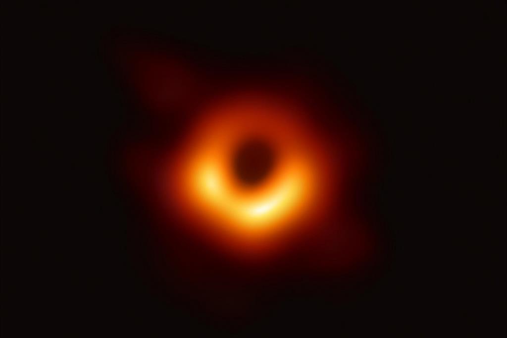 La prima fotografia radiotelescopica di un buco nero, divulgata il 10 aprile 2019