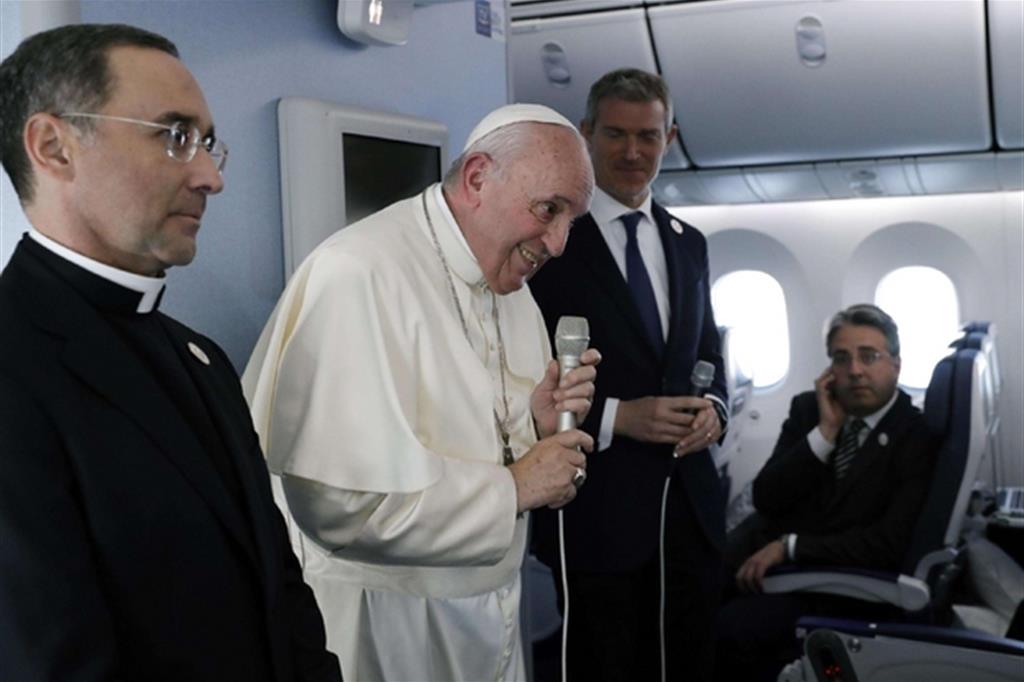 Il Papa sul volo di ritorno dal viaggio in Thailandia e Giappone (Ansa)