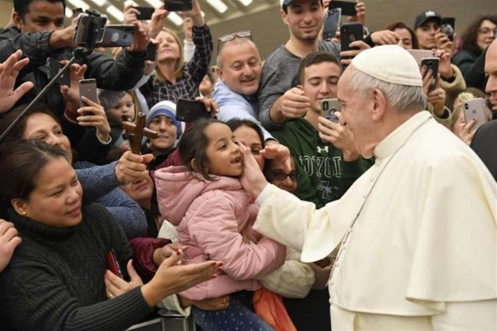 Il Papa: «Cristiani perseguitati anche con i guanti bianchi, emarginati»