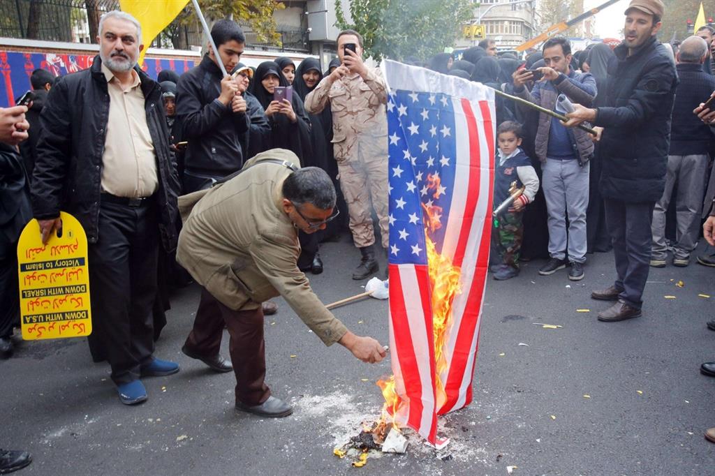 Le proteste a Teheran di fronte all’ambasciata americana (Ansa)