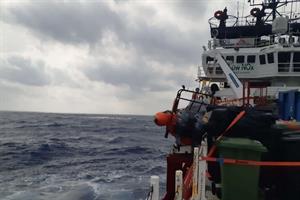 5 giorni senza porto. Ocean Viking ancora nel limbo tra Lampedusa e Malta