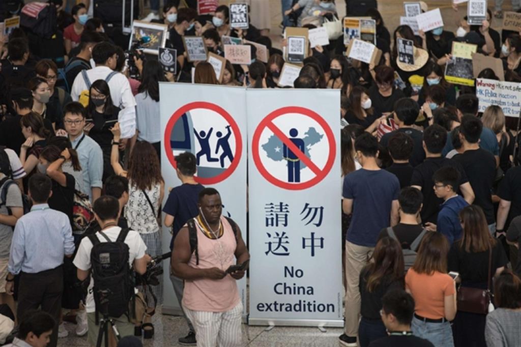 Manifestanti invadono l'aeroporto di Hong Kong per chiedere il ritiro della legge sulle estradizioni