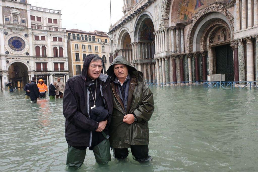 Il Patriarca Francesco Moraglia con il sindaco Luigi Brugnaro davanti a San Marco (Ansa)