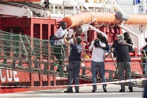 Dopo 11 giorni la nave Ocean Viking attracca a Pozzallo: tutti sbarcati