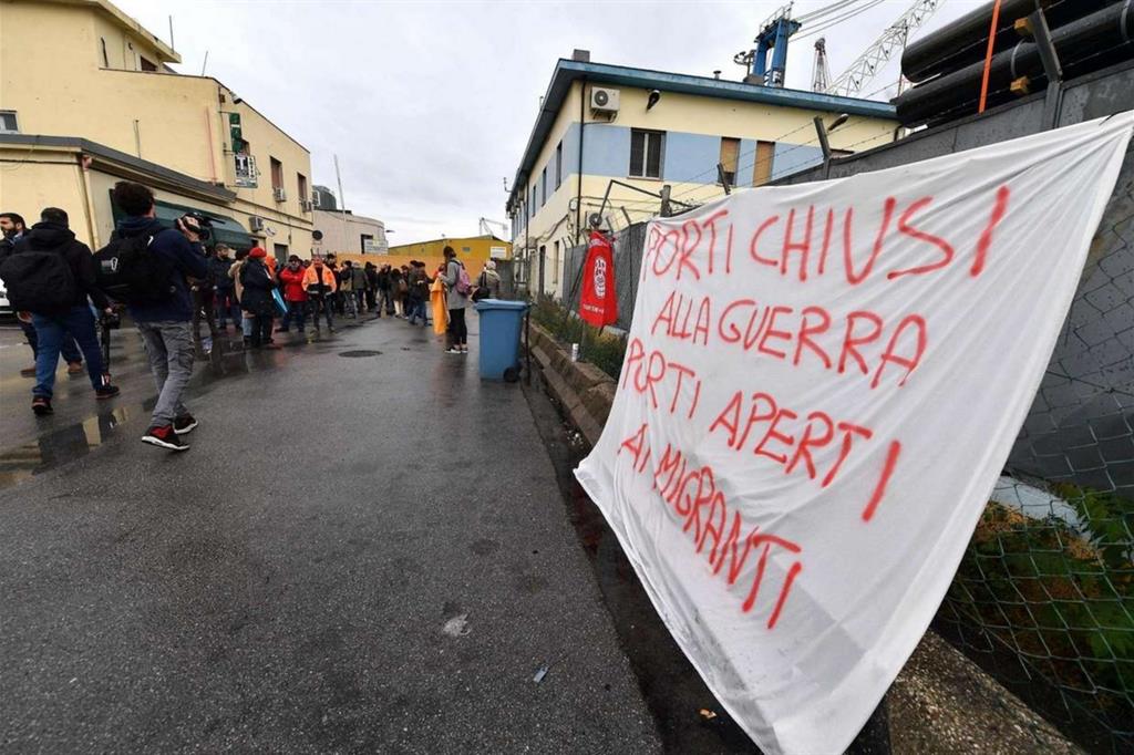 Genova, 21 maggio: proteste contro la nave arrivata per caricare i generatori destinati alla Guardia Nazionale saudita
