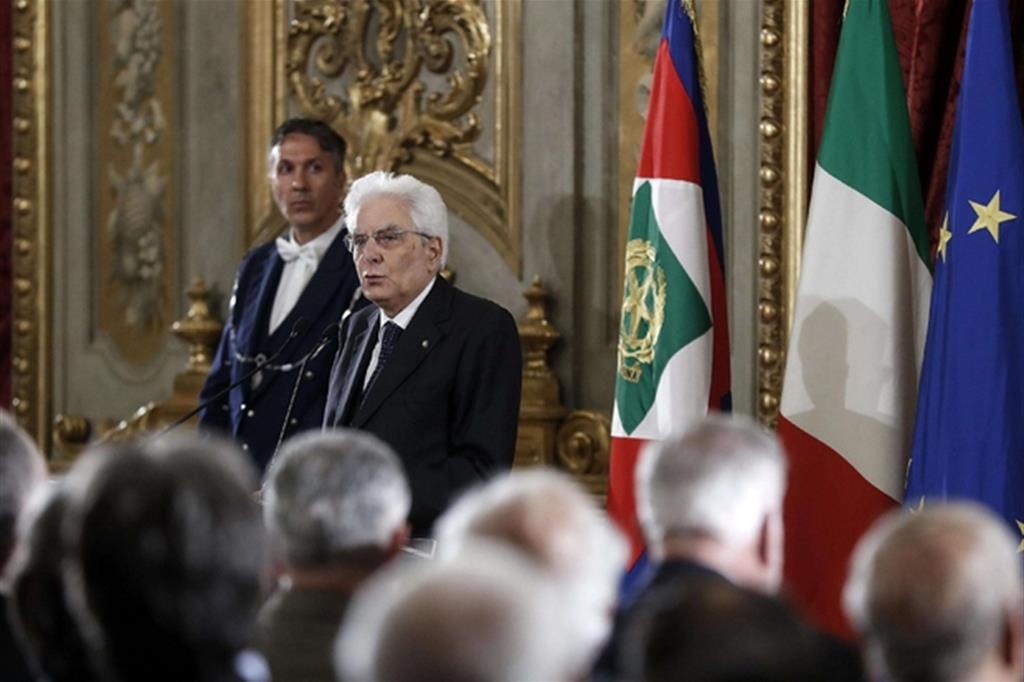 Il presidente Mattarella parla agli esponenti delle associazioni combattentistiche e d'Arma nella ricorrenza del 74° anniversario della Liberazione (Ansa)