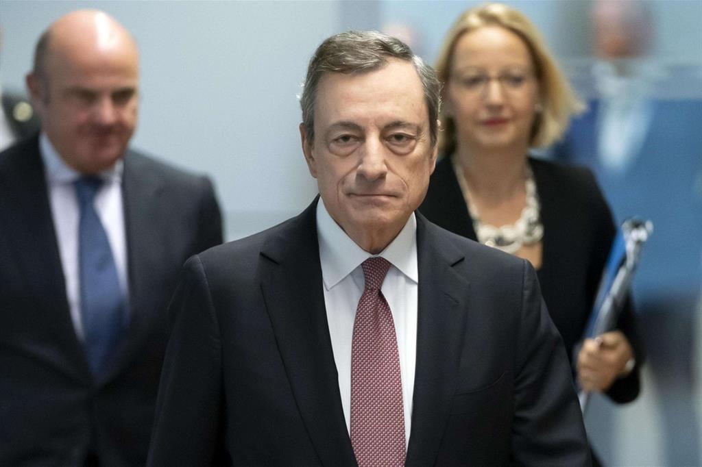 Mario Draghi arriva alla conferenza stampa dopo la riunione del direttivo della Bce