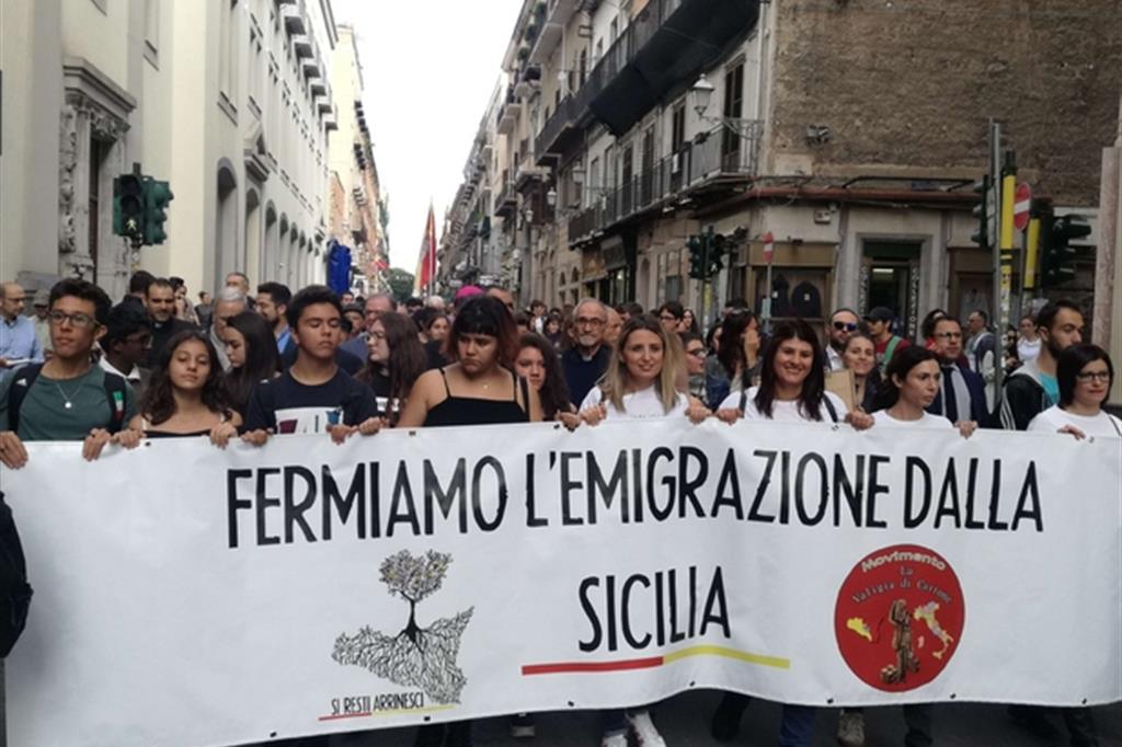E in Sicilia ieri si è protestato contro l'emigrazione che sta devastando l'isola