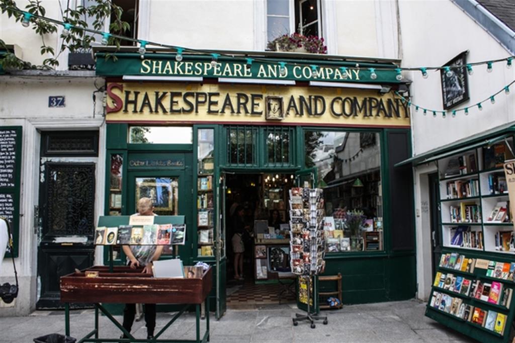 La libreria “Shakespeare and Company”, in rue de la Bucherei a Parigi