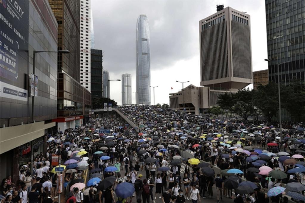 La popolazione di Hong Kong protesta per le strade della metropoli (Ansa)