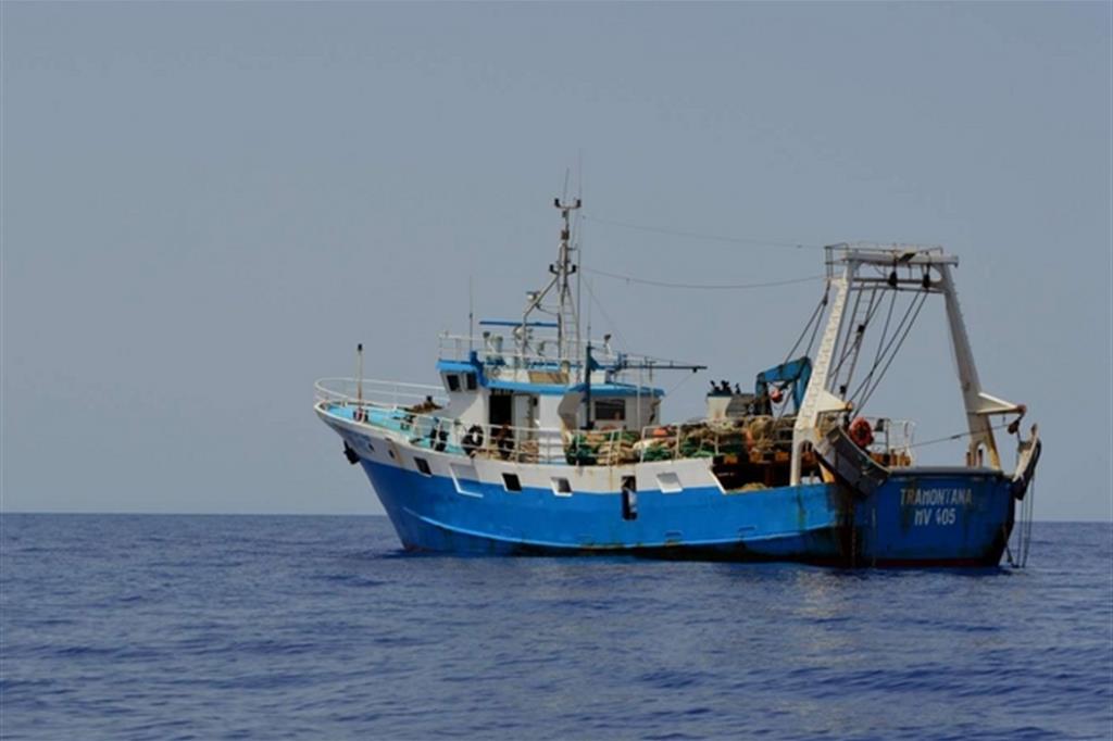 Lo scorso ottobre, in acque internazionali, a 29 miglia dalla costa libica, sono stati sequestrati due pescherecci di Mazara del Vallo, poi condotti nel porto libico di Ras Al Hilal. È l’episodio che scatena la polemica sull’allentamento del pattugliamento in mare da parte dell’Italia, iniziato già nella fase finale del governo Gentiloni