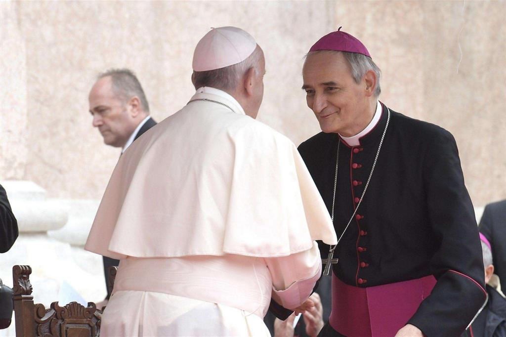 L'arcivescovo di Bologna, Matteo Zuppi, con papa Francesco (Ansa)