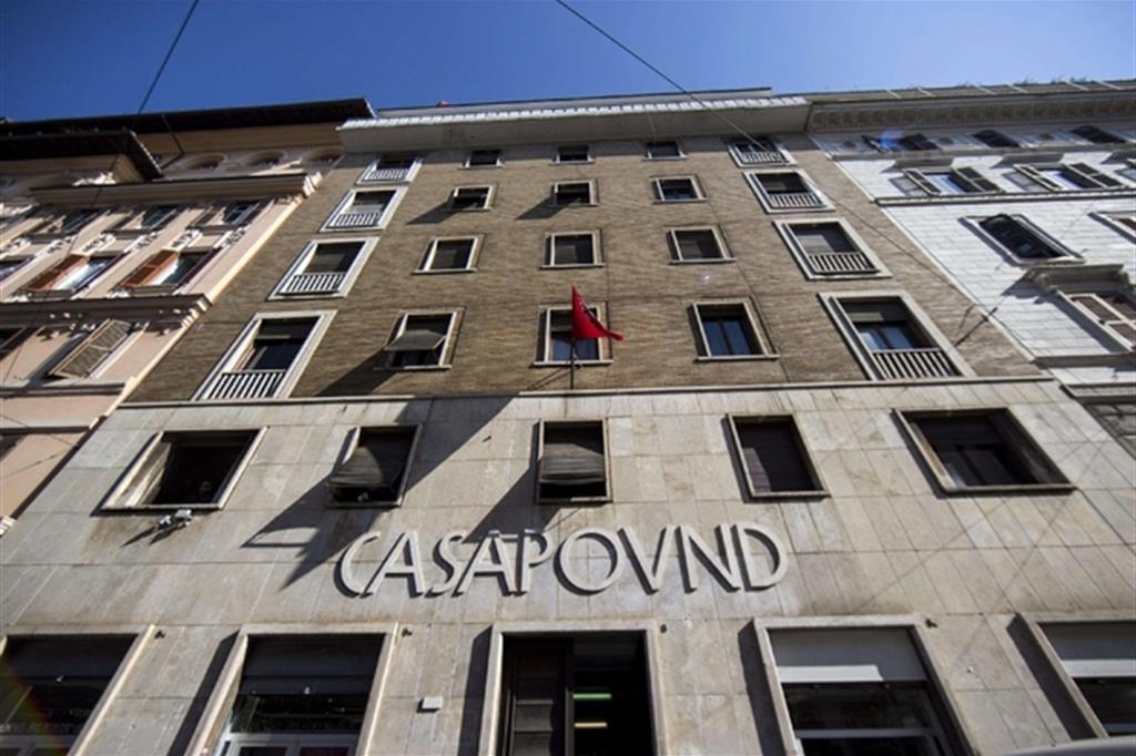 Raggi nel palazzo occupato di Casapound: «Via la scritta dall'edificio»