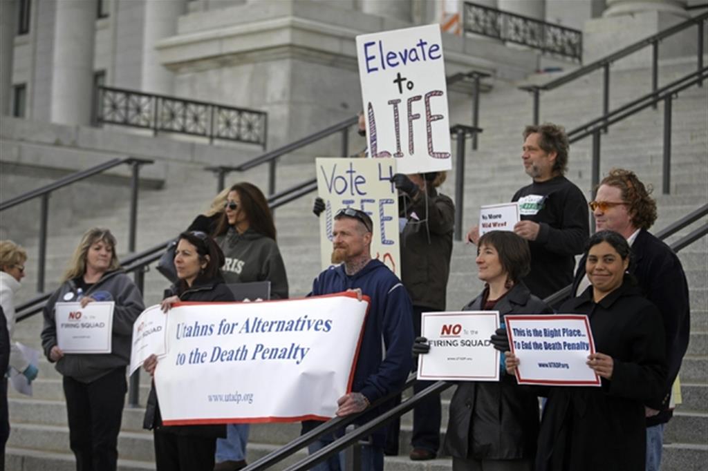 Protesta contro la pena di morte a Salt Lake City nello Utah (Ansa)