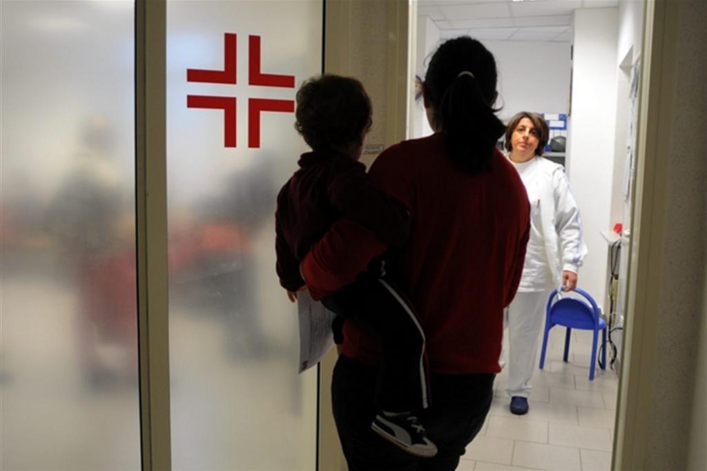 La piccola Alice, 3 anni, sta imparando per la prima volta come si mangia all’ospedale pediatrico Regina Margherita di Torino