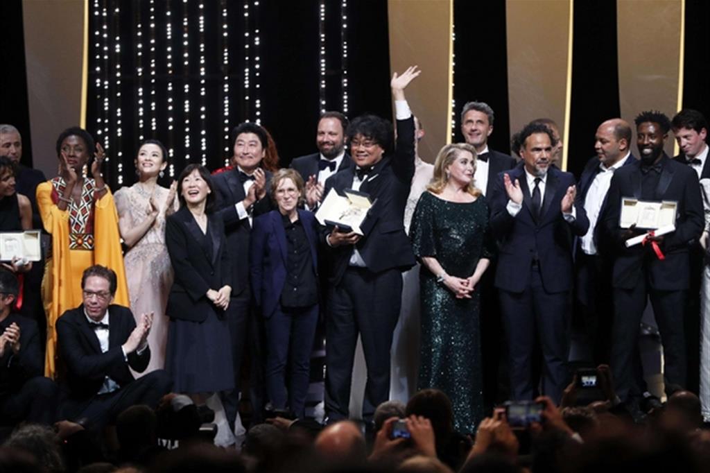La cerimonia conclusiva del Festival di Cannes. Al centro il regista sudcoreano Bong Joon-ho vincitore della Palma d'oro con "Parasite" (Ansa)
