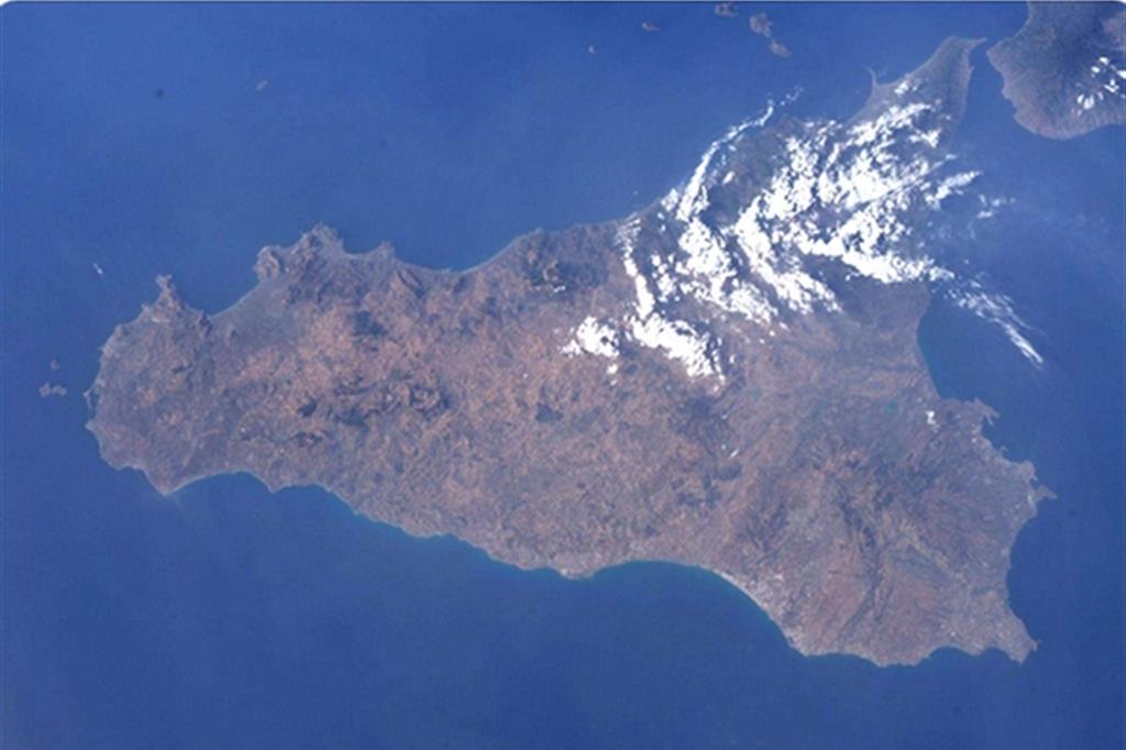 La foto della Sicilia vista dallo spazio pubblicata sul suo profilo Twitter dall'astronauta italiano Luca Parmitano (Ansa/Twitter)