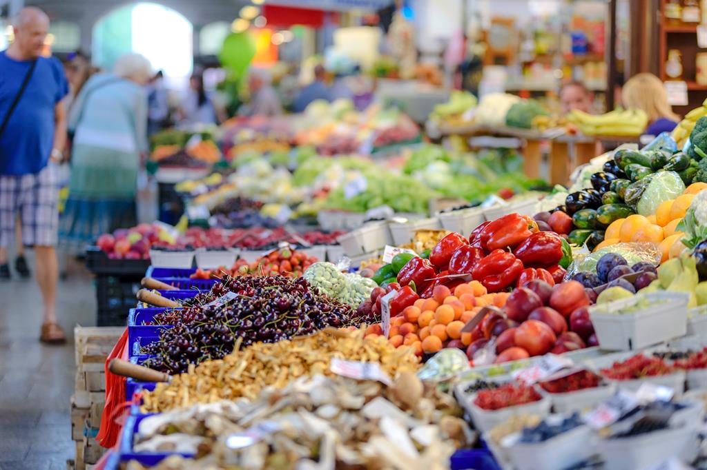 Il banco della frutta in un supermercato: quando aumenta la fiducia, le famiglie tendono a consumare di più