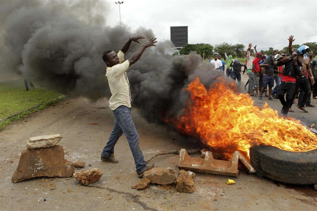 Proteste nella capitale dello Zimbabwe, Harare, contro l'aumento dei prezzi del carburante (Ansa)