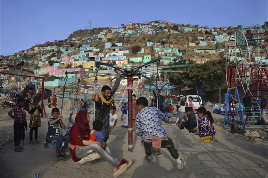 Bambini che giocano a Kabul. Potranno crescere dimenticando la guerra? (Ansa)