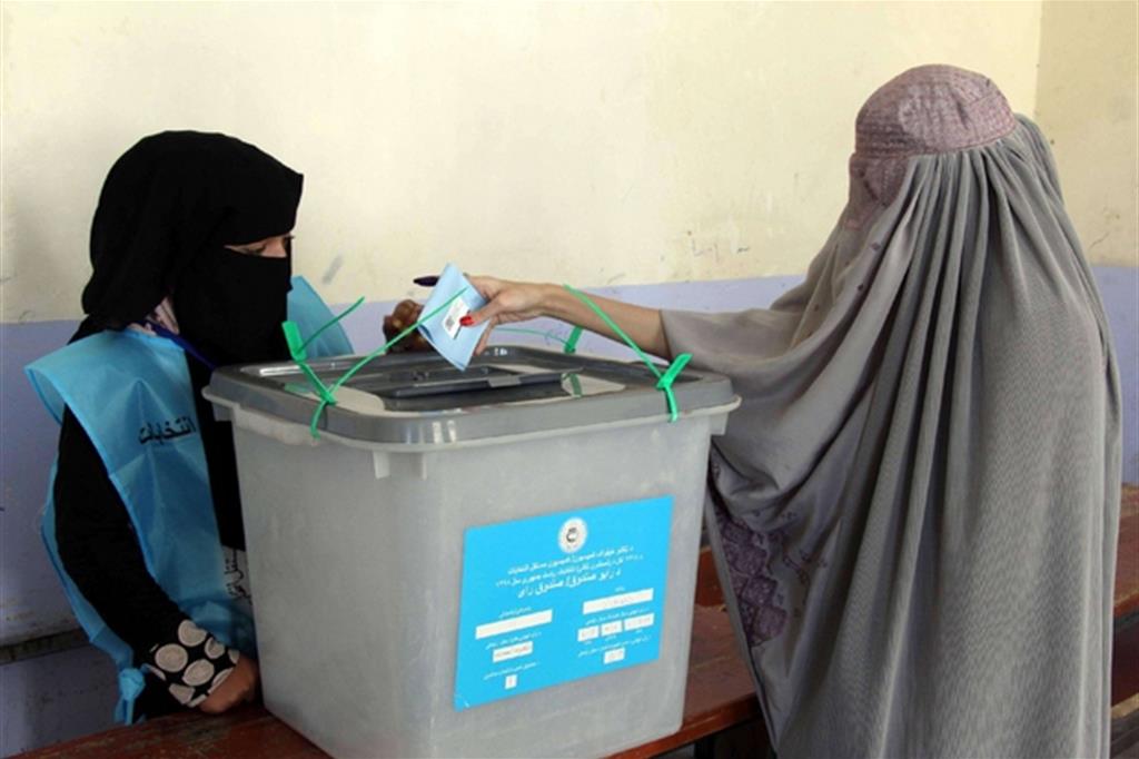 Donne con il burqa in un seggio a Kandahar (Ansa)