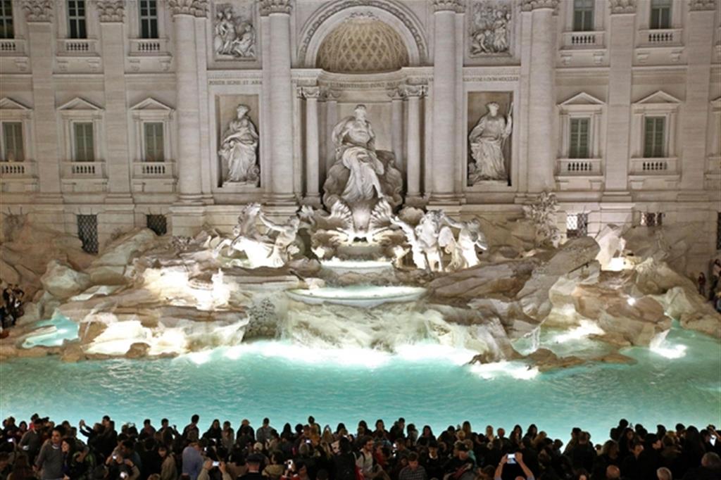 La fontana di Trevi a Roma. Una risorsa per i più poveri che sarà prosciugata (Ansa)