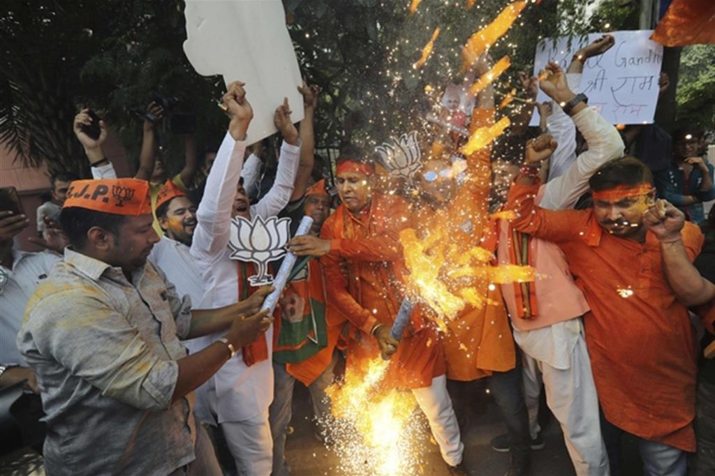 I festeggiamenti a New Delhi dei sostenitori del Bharatiya Janata Party del premier Narendra Modi (Ansa)