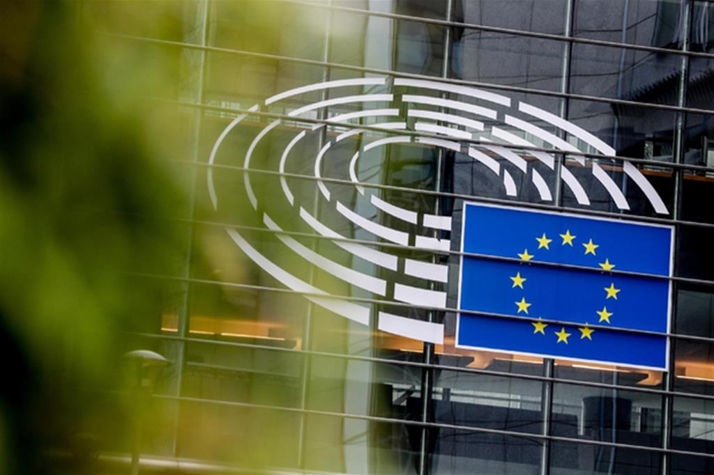 La bandiera europea sulle vetrate del Parlamento europea a Bruxelles (Foro d'archivio)