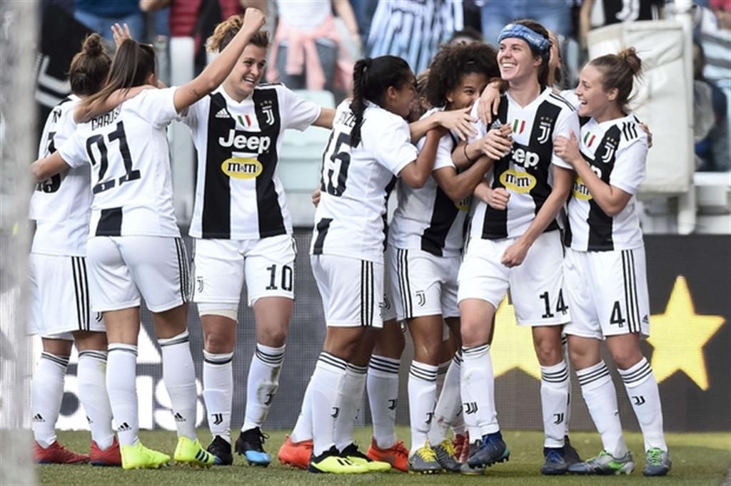 La Juve femminile festeggia il gol della Pedersen