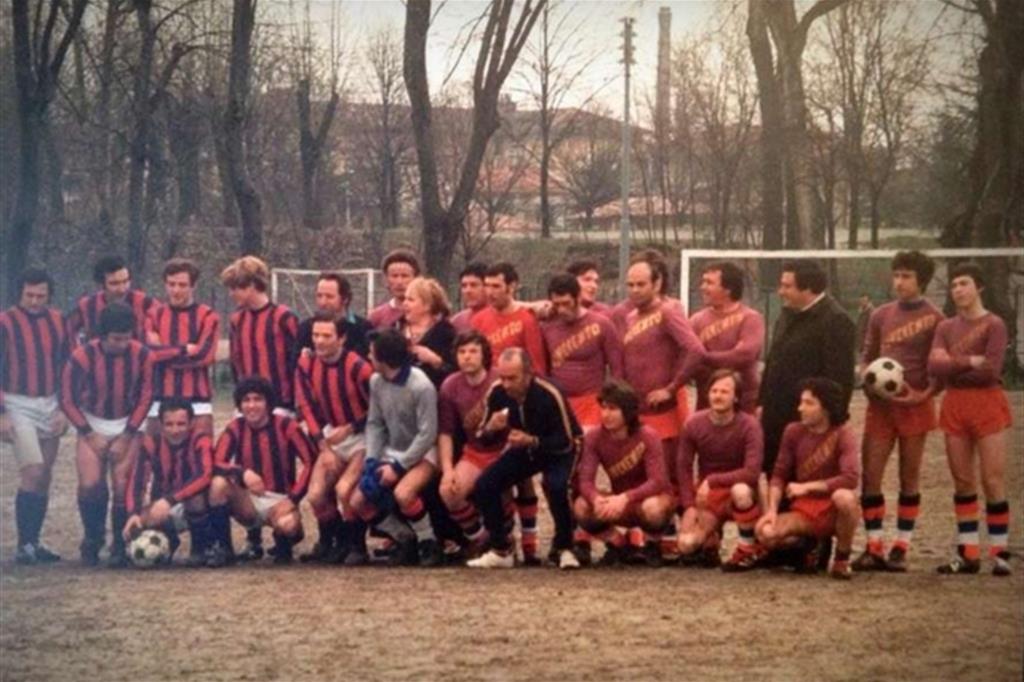 Le due squadre che si sfidarono a Parma il 16 marzo 1975: i pasoliniani di “Centoventi” in rossobù contro i bertolucciani di “Novecento”