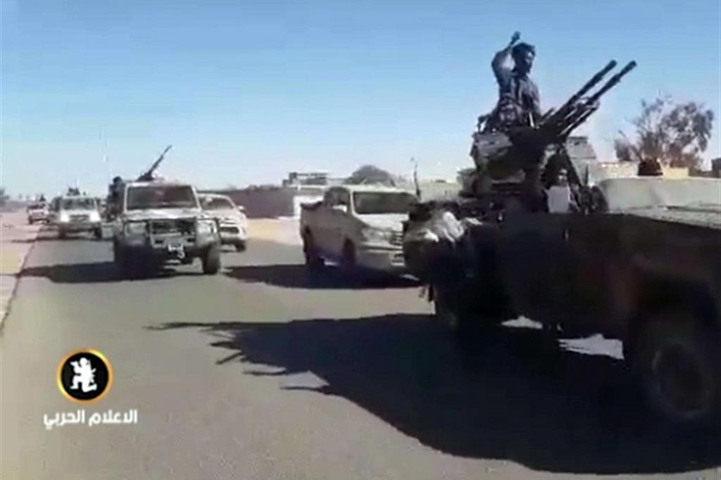 Le truppe del Libyan National Army, guidato del generale Haftar, mentre avanzano a sud di Tripoli (Ansa)