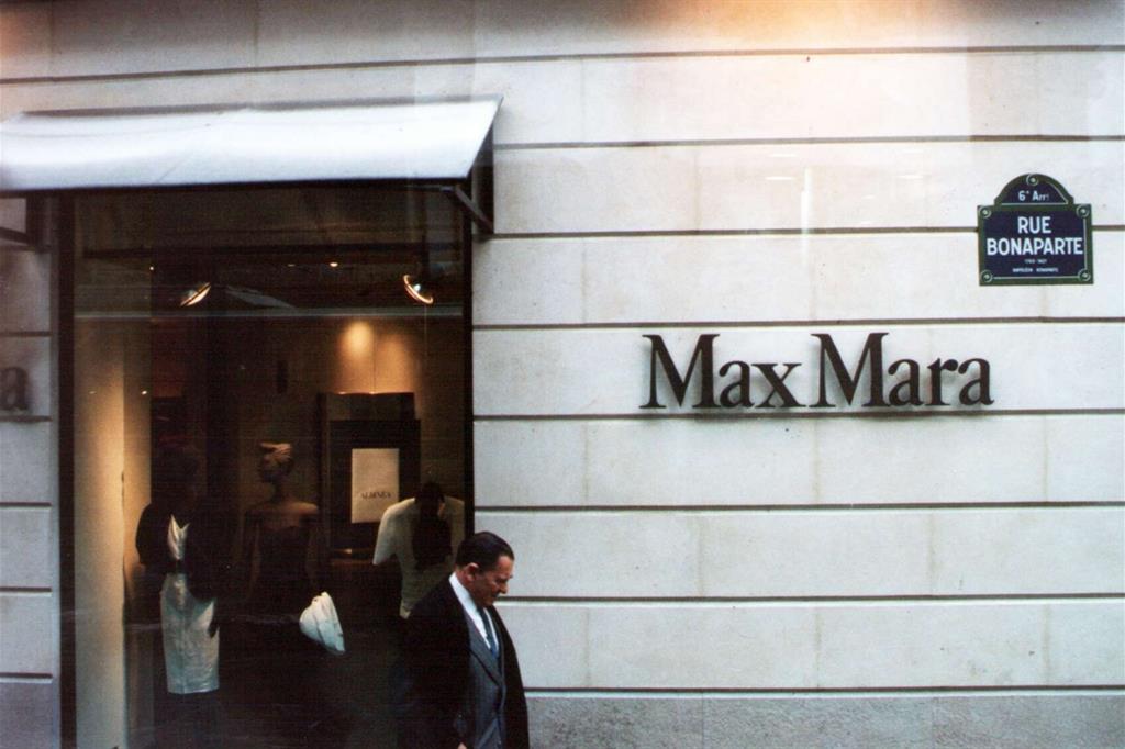 La vetrina del negozio parigino di Max Mara, negli anni '80 (Jim via Flickr, https://flic.kr/p/e7c5m)