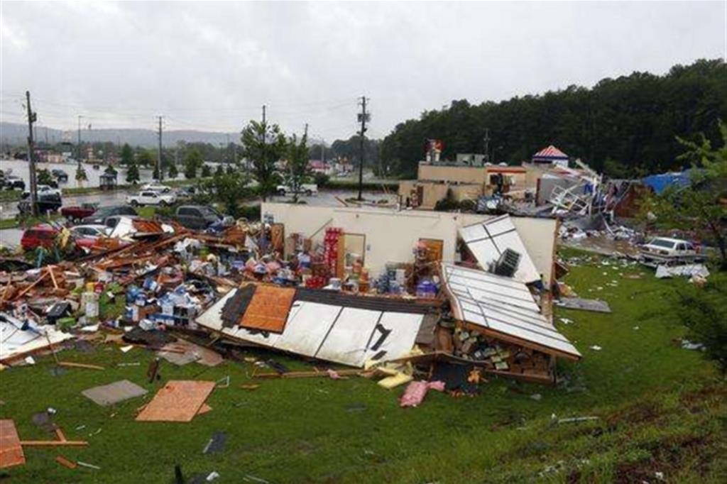 Tornado in Alabama: 22 morti, anche 2 bimbi