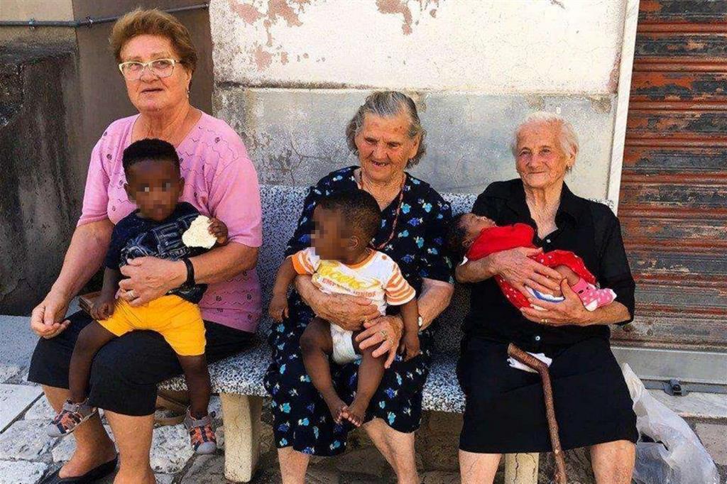 L'immagine delle nonne di Campoli che sta facendo il giro del mondo sul web