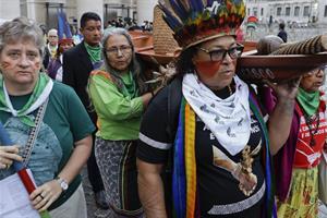 Gli indigeni d'Amazzonia: «Non lasciateci soli, ci assassinano»