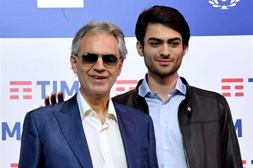 Andrea Bocelli con il figlio Matteo, entrambi nel segno di Sanremo