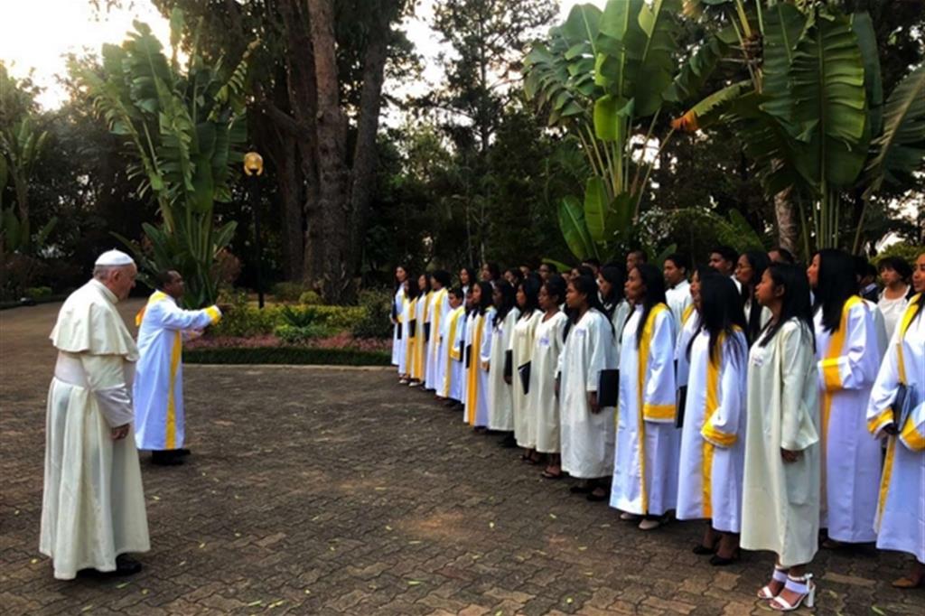 Il coro accoglie papa Francesco all'arrivo alla Nunziatura Apostolica in Madagascar (pool Aigav)
