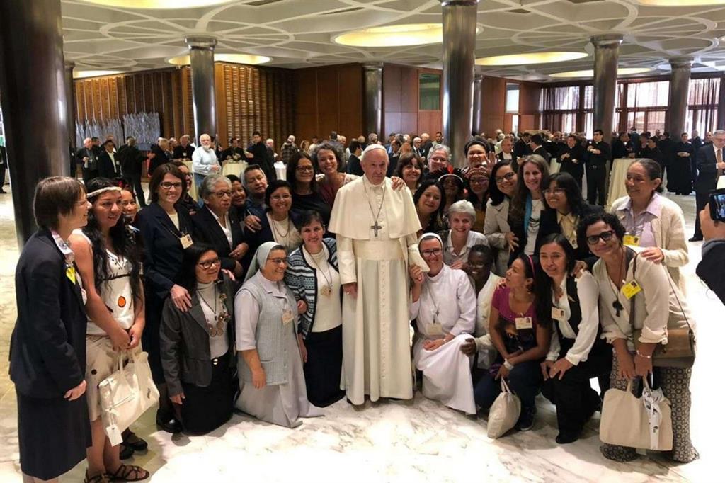 Il Papa con i partecipanti al Sinodo per l'Amazzonia, il 12 ottobre scorso