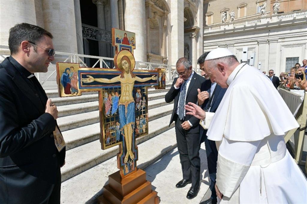 La Croce della misericordia benedetta dal Papa (Ansa)