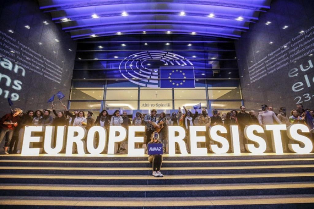 Manifestazione ambientalista davanti al Parlamento Europeo (Ansa)